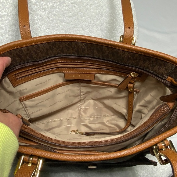 Michael Kors Jet Set Signature Bag - Picture 6 of 16